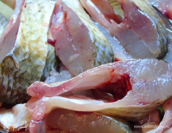 Рыбу очистить, вымыть, дать стечь. Нарезать кусочками, как нравиться, у меня не сильно крупный лещ, но как говорят "даренному коню в зубы не смотрят", если лещ покрупнее, то можно кусочки помельче.