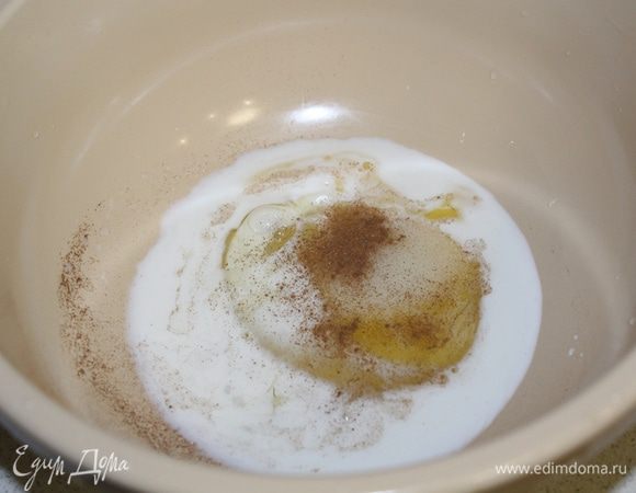 Смешайте яйца, молоко, сахар и корицу в миске.