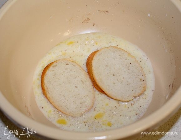 Опустите кусочки батона в смесь, оставьте на минуту, переверните, снова подождите немного. В большой сковородке растопите немного масла на среднем огне, жарьте гренки с двух сторон до золотистого цвета. 