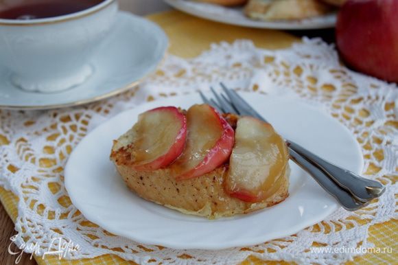 Выложите теплые дольки яблок на гренки, налейте ароматного чая и наслаждайтесь!
