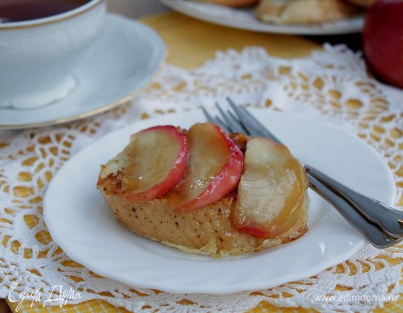 Выложите теплые дольки яблок на гренки, налейте ароматного чая и наслаждайтесь!