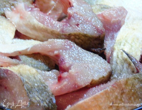Хорошо присыпаем рыбу сахаром и оставляем на 1 час, сахар вберет в себя все лишние запахи.