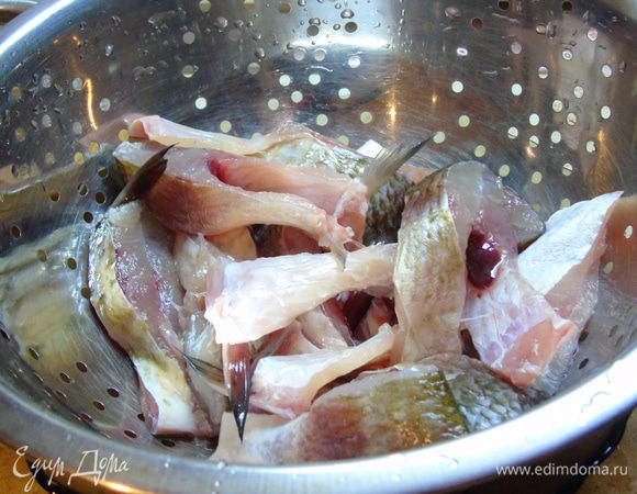 Смываем рыбу и даем стечь воде.