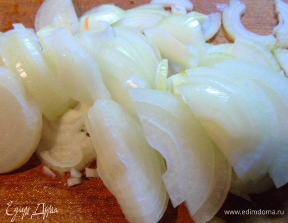 Лук нарезаем полукольцами.