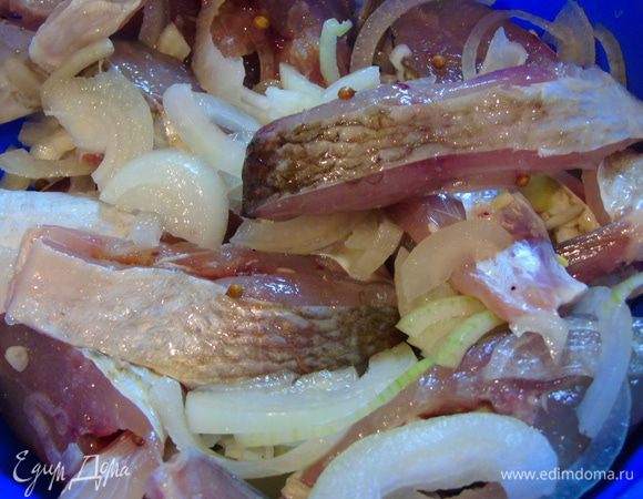 Добавляем к рыбе все ингредиенты кроме масла и хорошо перемешиваем.