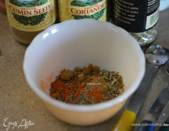 Смешать в небольшой емкости: кумин, кориандр, соль, укропное семя, кайенский и черный перец.