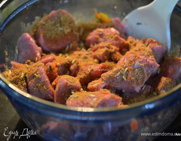 Разогреть сковороду и добавить 2 ст. л. оливкового масла.
Кусочки ягнятины, плечевая часть порезать кубиками. Обвалять в смеси специй.