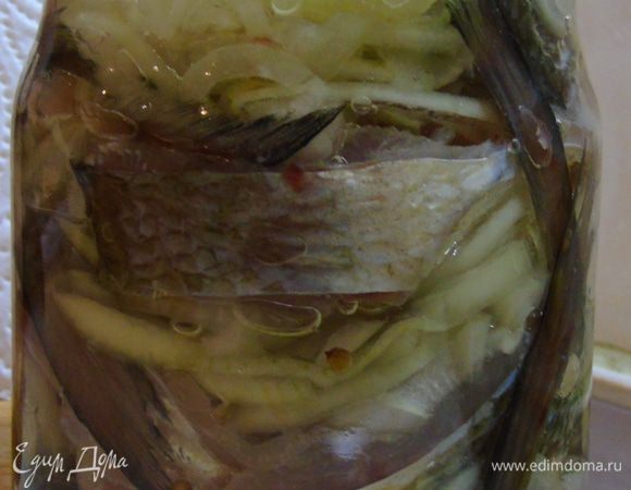 Укладываем рыбу в банку поплотнее слоями с луком и заливаем маслом. Отправляем в холодильник на 3 дня. Придется немного потерпеть, но зато потом ммм...