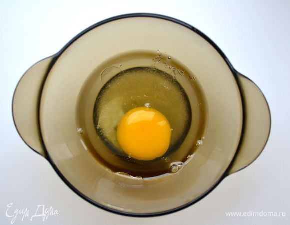 Готовим основу пирога. Взбить миксером 1 яйцо со щепоткой соли. 