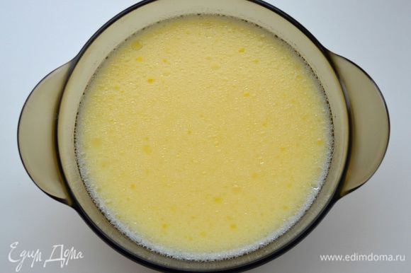 В отдельной ёмкости соединить молоко с маслом и сахаром (1 ст. л.), добавить взбитое яйцо и еще раз хорошо все смешать.