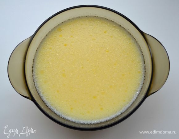 В отдельной ёмкости соединить молоко с маслом и сахаром (1 ст. л.), добавить взбитое яйцо и еще раз хорошо все смешать.
