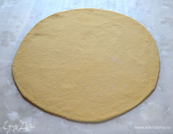 Раскатать тесто в круг диаметром больше самой формы см на 5.