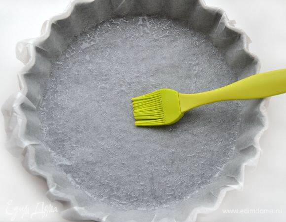 Застелить форму бумагой для выпечки и смазать растительным маслом. У меня форма диаметром 22 см.