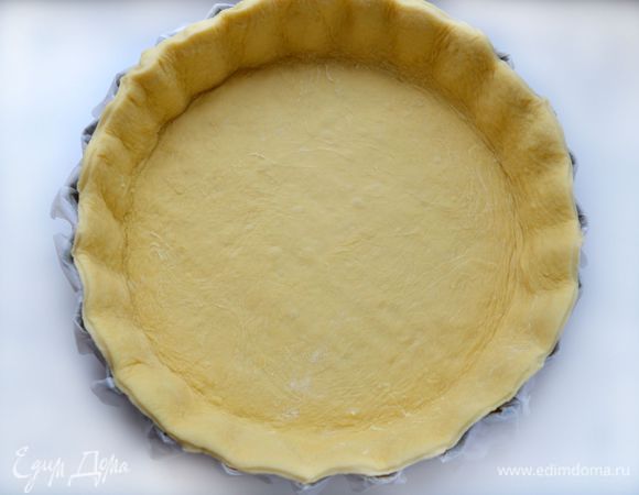 Распределить тесто в форме, слегка придавливая руками. Лишнее срезать. Удобнее это делать кулинарными ножницами.
