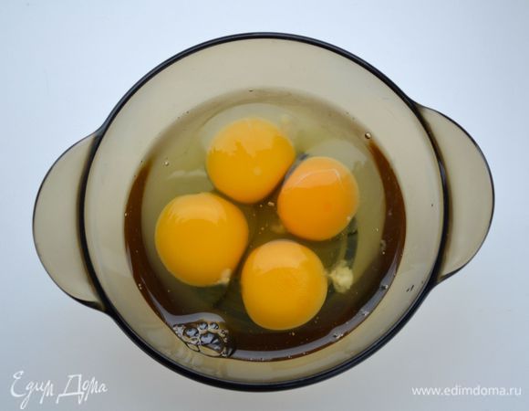 Готовим заливку-начинку. Взбить 4 яйца.