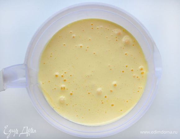 Добавить оставшийся сахар и взбить миксером до густой, пышной консистенции.