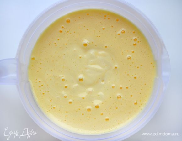 Добавить сметану, ванилин и аккуратно размешать венчиком — не миксером! Начинка для пирога готова.