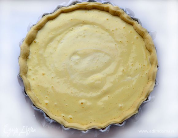 Залить сметанную начинку в основу.