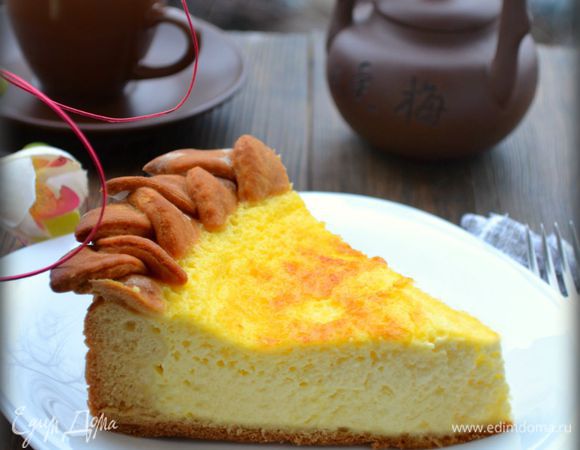 Готовность проверить, трогая пальцем начинку — если она не проваливается, а пружинит, пирог готов.