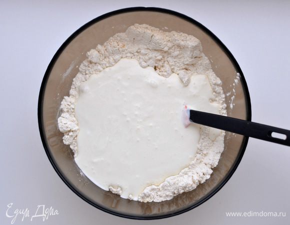 Добавить кефир.