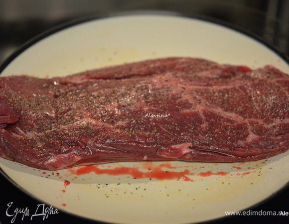 Говядину посолить и поперчить с 2х сторон. Сбрызнуть оливковым маслом с обеих сторон.