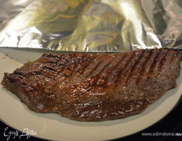 Готовим на разогретом гриле 5 минут сторона до средней жарки. Переложить на тарелку и дать полежать под фольгой 10 минут.