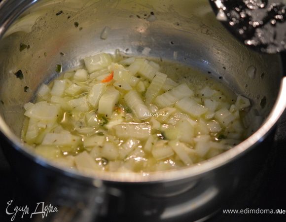 Приготовим соус, растопим сливочное масло половину порции, выложим мелко порезанный лук и чеснок. Посолить и добавить орегано.