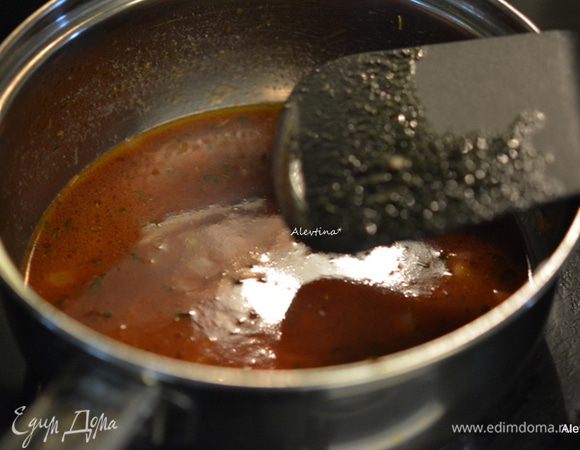 Добавить томатную пасту и готовить еще 2 минуты. Влить вино и, помешивая, тушить 15 минут. Затем добавить остальные кусочки масла и тушить еще 5 минут. Соус должен загустеть.