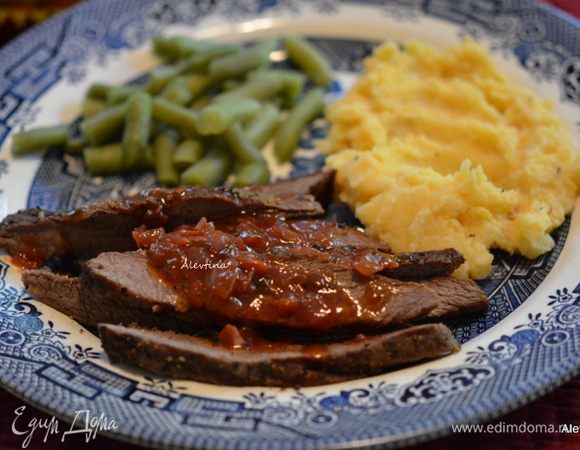 Подаем говядину с горячим гарниром под виным соусом. Приятного аппетита.