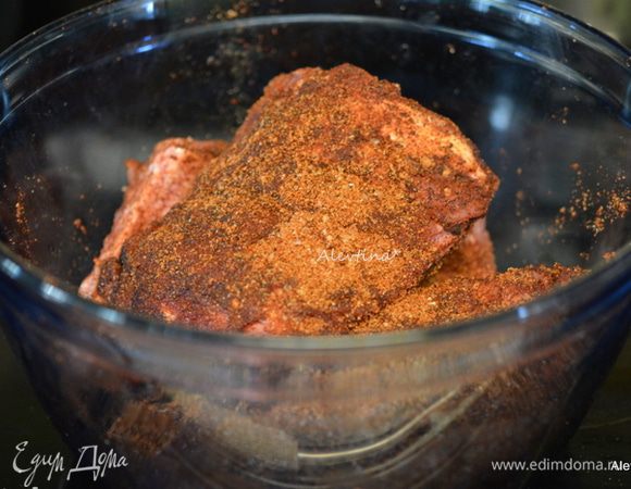 Свиные ребрышки 2-3 кг порезать на части. Обсыпать со всех сторон смесью специй. Дать постоять 30 минут в холодильнике. Затем завернуть их в фольгу и положить на противень. Готовить на горячем гриле или в духовке при 180°С 1,5 часа.