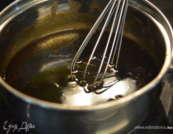 Приготовим глазурь. Смешать все в кастрюльке. Готовить на плите, помешивая 6-8 мин. Сахар должен растворится за это время. Снять с огня.