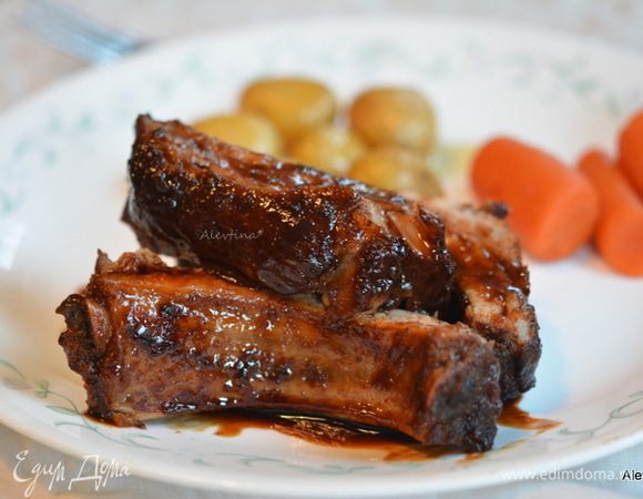 Готовые ребрышки разрезаем и подаем к столу с готовым горячим гарниром. Можно еще раз смазать остатками глазури.
