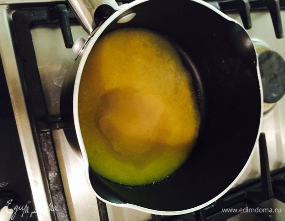 Для крема берем половину пюре и ставим на огонь с сахаром и лимонным соком. Увариваем почти на половину. В общем крема нам нужно грамм 50.