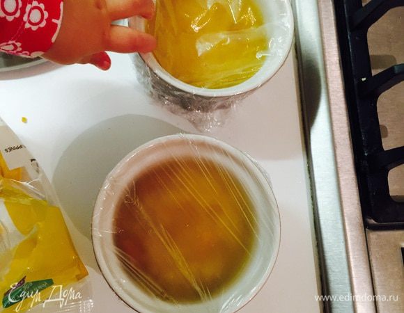 Вторую половину пюре тоже нагреваем и опять делим на две части: в одну нарезаем сушенный абрикос, во вторую — сушенное манго. Накрываем пленкой и оставляем на ночь. На самом деле этот шаг вообще опциональный — просто я хотела получить как можно более яркий фруктовый вкус.