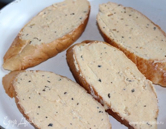 Готовим гренки: сливочное масло смешать с сушеным базиликом (1/3 ч. л.) и копченой паприкой (1/4 ч. л.). Намазать масло на кусочки багета с обеих сторон и обжарить на сковороде (без добавления масла), до золотистого цвета. Гренки получаются хрустящими снаружи и мягкими внутри.