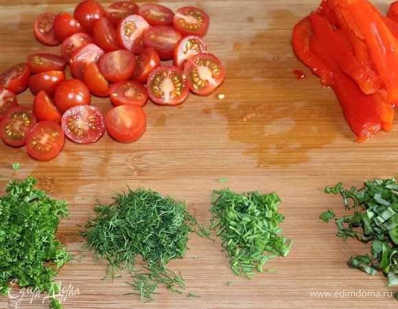 Помидоры черри порезать на половинки, печеный перец — полосками, зелень (укроп, петрушку, лук и базилик) мелко порезать.