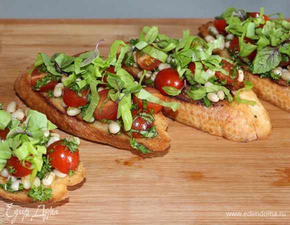 На гренки выложить салат, сверху положить зеленый салат (порезанный лентами). На салат положить полоски маринованного перца и сбрызнуть бальзамическим уксусом.