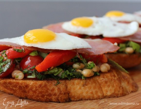 Ломтики пармской ветчины подрумяньте с двух сторон на хорошо разогретой сковороде с оливковым маслом и уложите сверху на перец. На сковороде на оливковом масле зажарьте 4 мини-глазуньи из перепелиных яиц. Выложите по глазунье на каждую порцию салата и сразу подавайте.