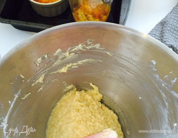 Иии... это все-таки кекс, значит, тесто за нас будет делать комбайн. Начинаем взбивать масло до тех пор, пока оно не станет белым и пушистым. Потом добавляем сахар, затем яйца по одному, каждый раз хорошо взбивая. После яиц вооружаемся спатулой и вмешиваем миндальную муку с кокосовой стружкой. Потом пюрированные абрикосы и размокшие кусочки манго из шага 3. Если решили не заморачиваться с этим, то в тесто нам надо 55 г пюре из тропических фруктов и 60 г кусочков манго. В последнюю очередь вводим просеянные сухие ингредиенты, хорошо перемешиваем