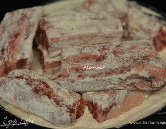 Разогреть духовку до 180°С. 
Смешать муку с солью и черным перцем. Обвалять в этой смеси ребрышки.