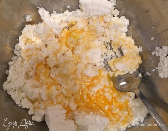 К творогу добавить яйцо и перемешать.