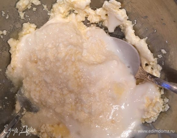 Добавить сахарозаменитель (я пользуюсь эритритолом) и гашенную в кефире соду, перемешать.