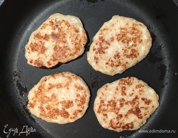 Кулинарной кисточкой промазать прогретую антипригарную сковороду и выложить на нее по столовой ложке творожную массу. Пропекать на мелком огне под крышкой пока не "схватится" и перевернуть.