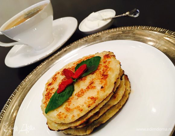 Если хотите полностью диетический вариант завтрака, то подавать можно с обезжиренной сметаной по этому рецепту http://www.edimdoma.ru/retsepty/77654-smetana-obezzhirennaya-dieticheskaya