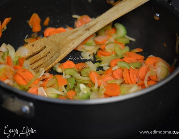 Вылить 1 ст. л. масла на сковороду, добавить морковь, сельдерей, лук тонко порезанный. Готовить 3 мин.