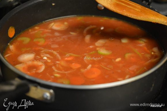 Добавить томатный соус, чеснок мелко порезанный, 2 ст.л муки от ребрышек. Добавить мясной бульон и вино, все перемешать.