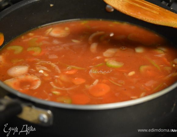 Добавить томатный соус, чеснок мелко порезанный, 2 ст.л муки от ребрышек. Добавить мясной бульон и вино, все перемешать.