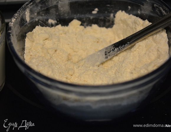 Приготовим булочки из бисквик смеси купленной или домашней. 
http://www.edimdoma.ru/retsepty/59031-domashnie-bulochki-biskvik-zagotovka я делала по этому рецепту, сократив порцию ровно наполовину.
Смешать бисквик с молоком.