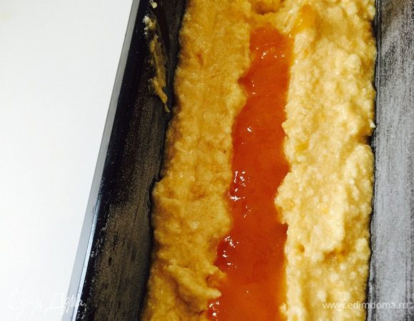 Выкладываем тесто в форму и интересное: делаем ножичком «арычок» по центру. В это углубление выдавливаем из кондитерского мешка наш «тропический крем» из шага 1. Отставляем нашу заготовку. В принципе можно просто ложечкой аккуратно выложить.