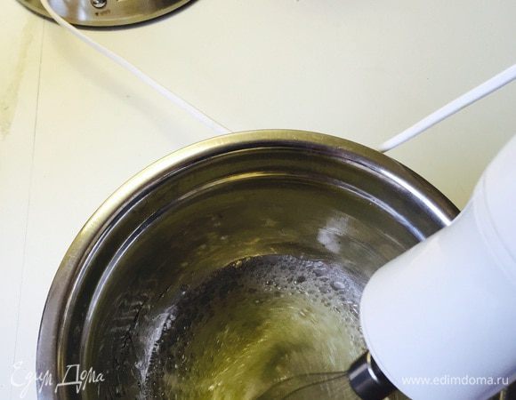 Теперь последнее: дакуазный топпинг. Ставим духовку на 170. Начинаем взбивать холодные белки до пушистой пены. Постепенно вводим сахар. Продолжаем взбивать до крепких пиков